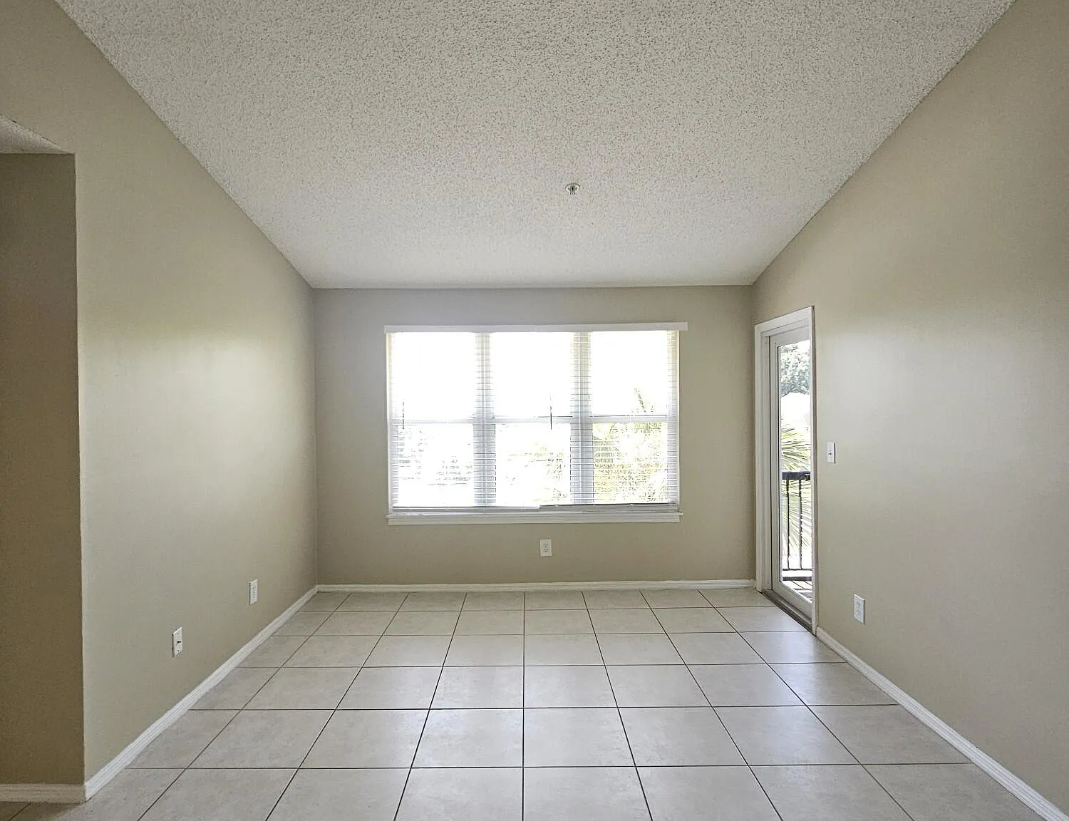 2 bed, 1.0 bath, 902 sqft, $1,950 — Photo 2