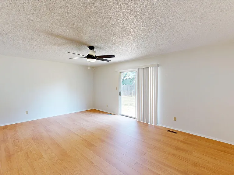 503 W C St — Photo 3