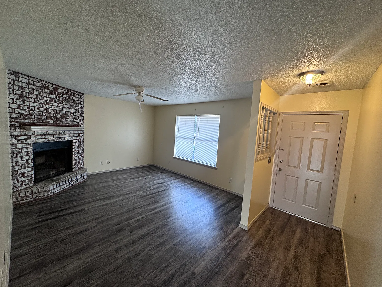2 bed, 1952 sqft, $1,300 — Photo 2