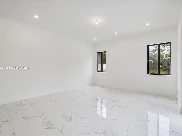 19749 NE 16th Pl — Photo 21