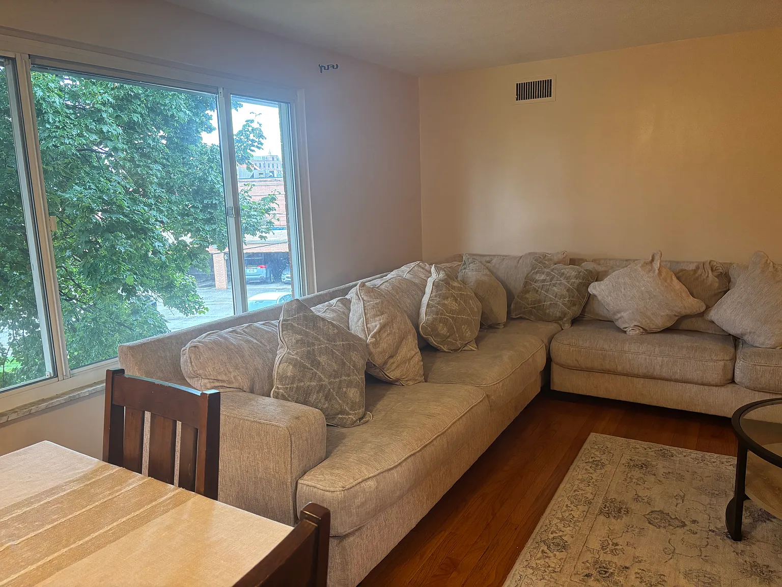3 bed, 1080 sqft, $2,200 — Photo 3