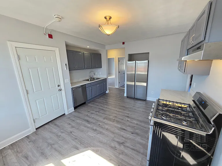  228 Atwells Ave 3rdflr 3b/1b Renovated! Greatlocale! Spacious! Prkg! — Photo 8