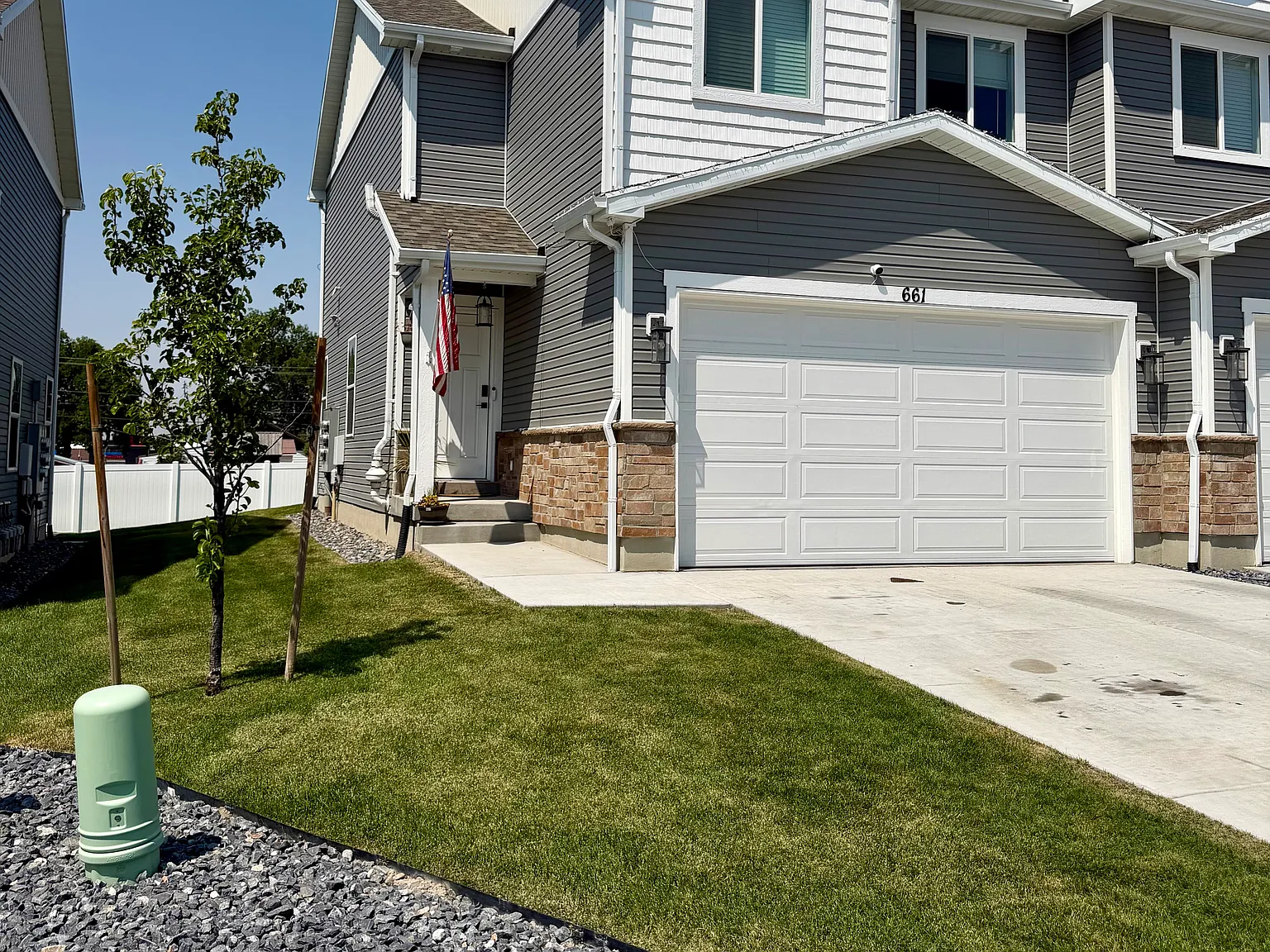 5 beds 3.5 baths Townhouse — Photo 1