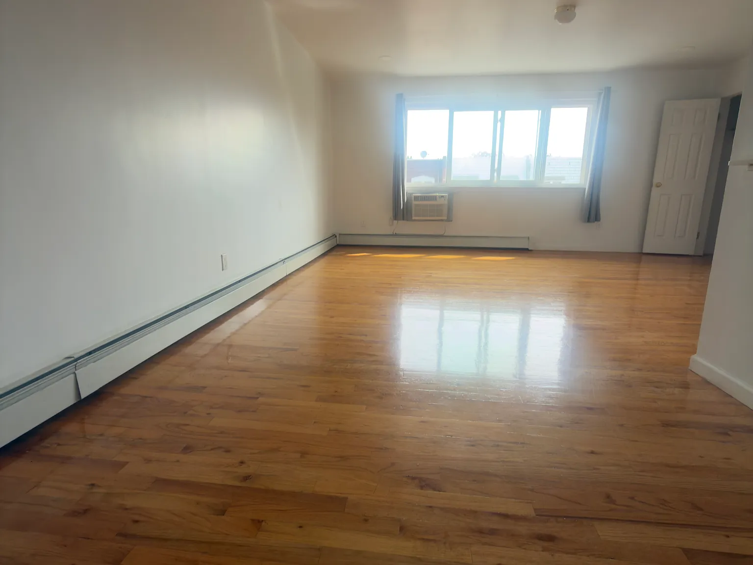 3 bed, 1200 sqft, $3,350 — Photo 3