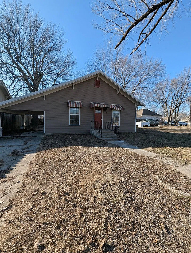 3 Bedroom Columbus Home with Fenced Backyard and Covered Parking — Photo 1