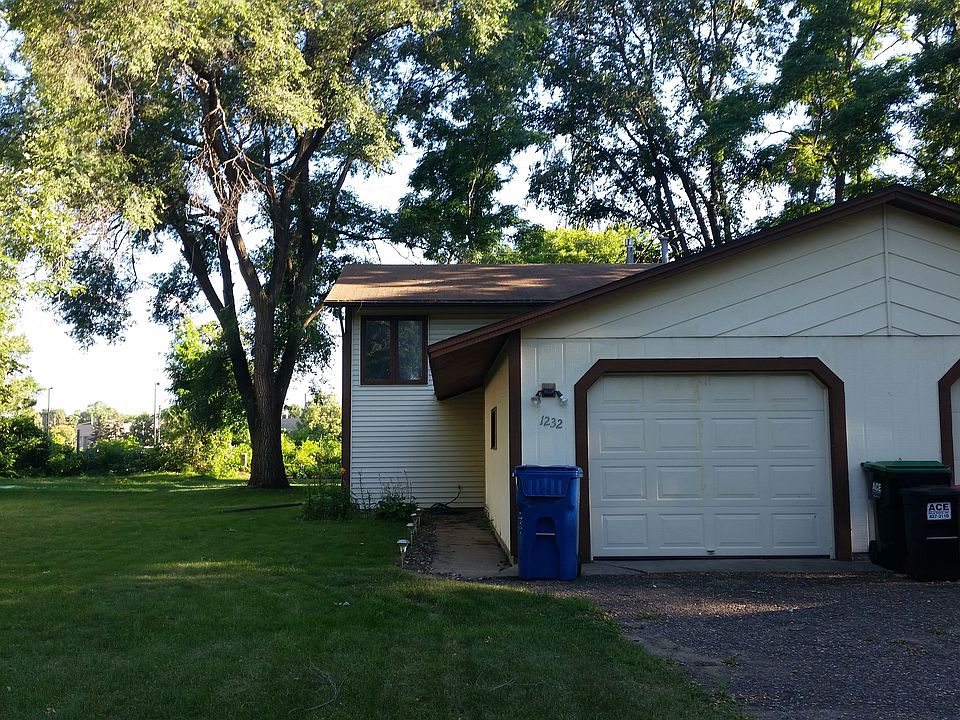 Front of home, with 1 car garage and 2 car parking on drivew