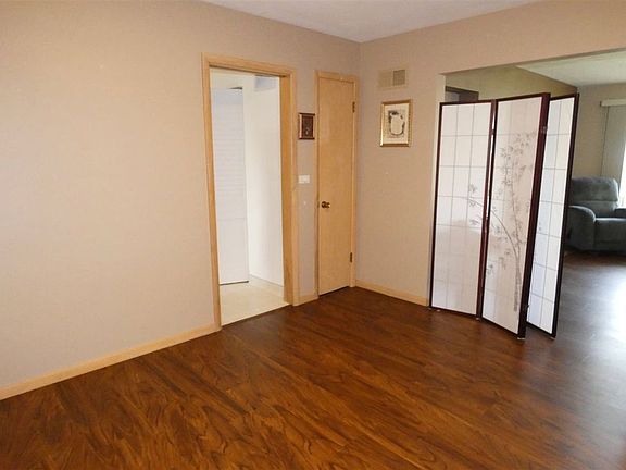 4th image of 1703 W Latham Ln