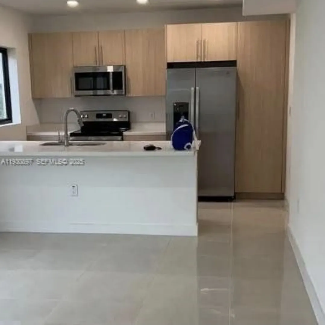5 bed, 3.5 bath, 1900 sqft, $3,150 — Photo 4