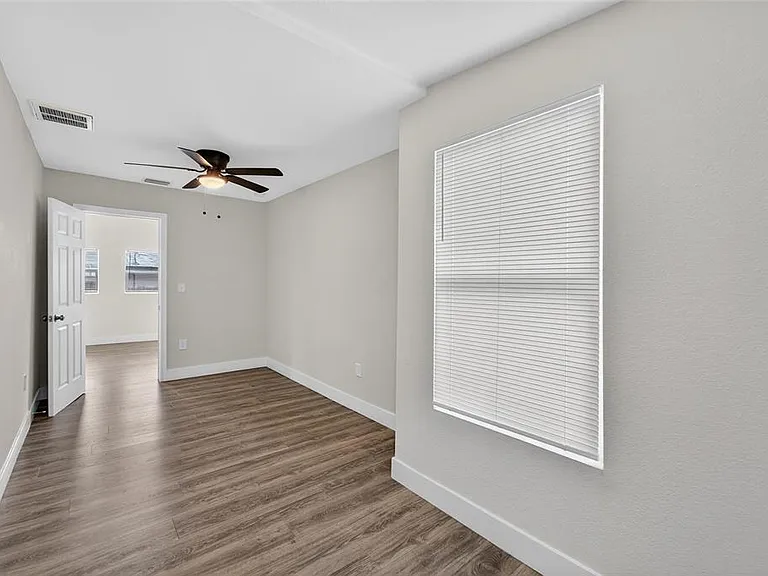 2525 W Beach St — Photo 24