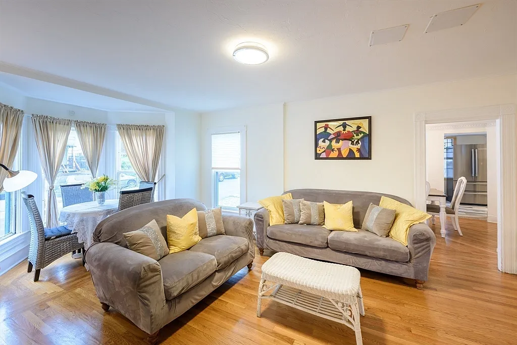 5 bed, 3.0 bath, 3000 sqft, $15,000 — Photo 2