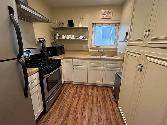 Kitchen - great cabinet and counter space as well as full size appliances