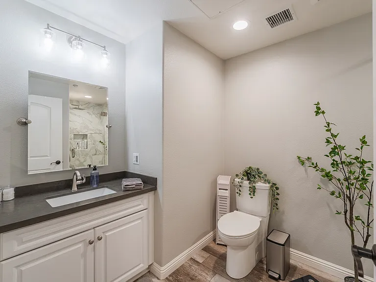 585 S Kroeger St — Photo 18