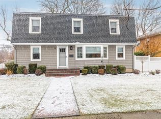 28 Heathcote Dr, Albertson, NY 11507