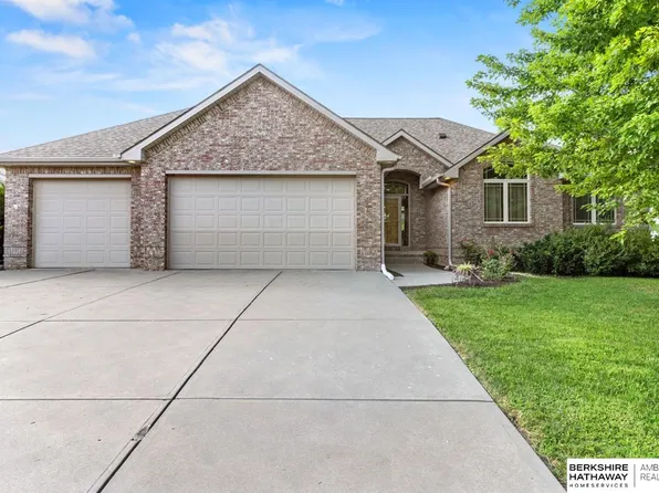 10004 S 203rd Cir, Gretna, NE 68028