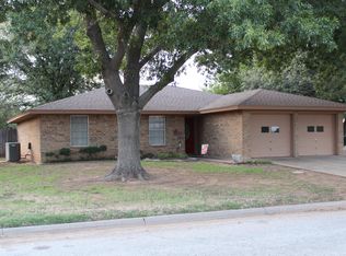 516 Country Club Dr, Henrietta, TX 76365