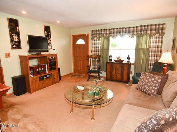 5th image of 1017 Beachwood Boulevard