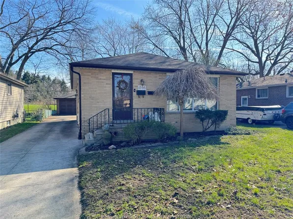 1595 Sun Valley Dr, Windsor, ON N9C 3R1