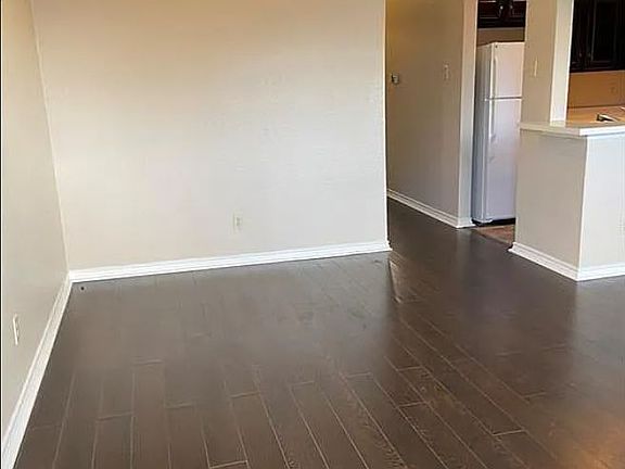 2nd image of 915 W 22nd 1/2 St APT 204