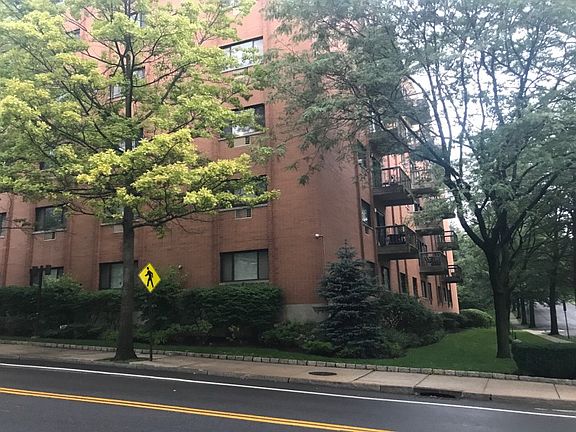 2nd image of 21 Lake St APT 2B