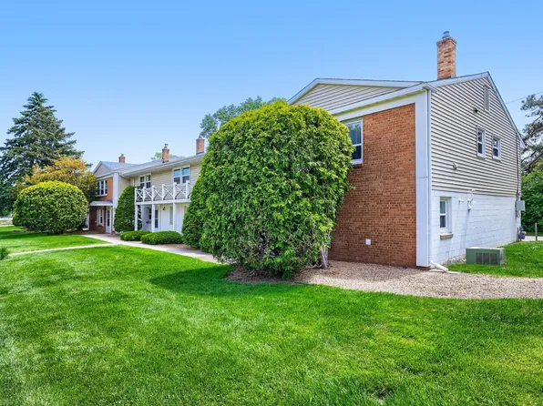 1366 Colonial Dr, Roseville, MN 55113
