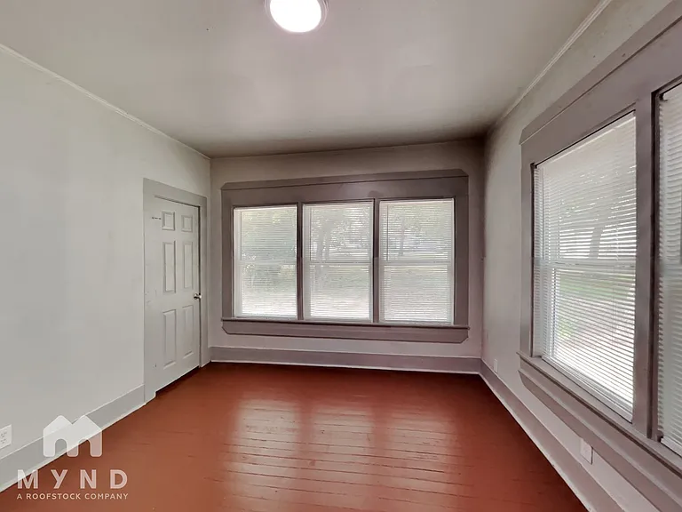 114 S Lamar St — Photo 13