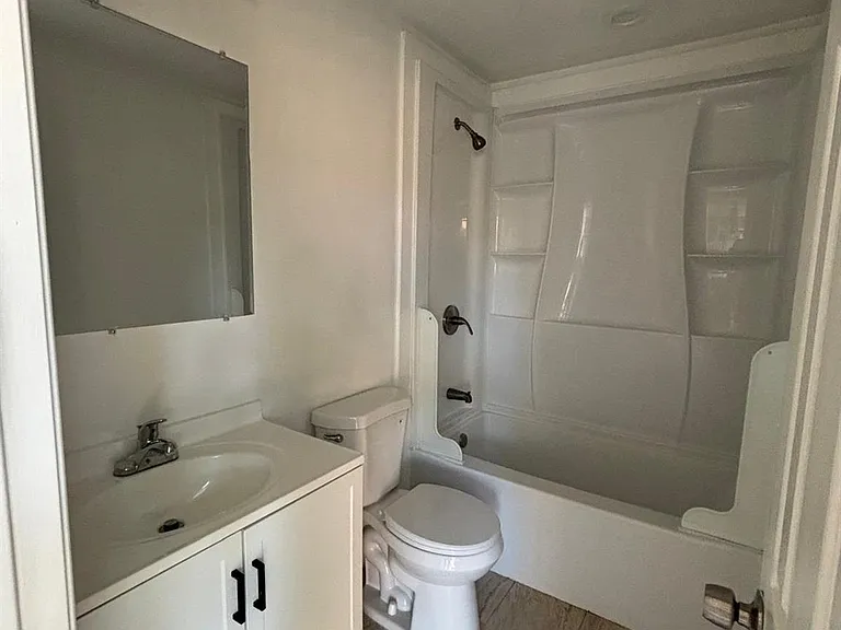 652 Bayview Ave — Photo 9