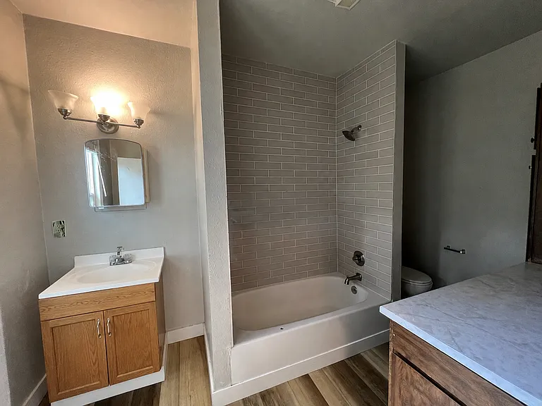 318 E 12th St — Photo 6