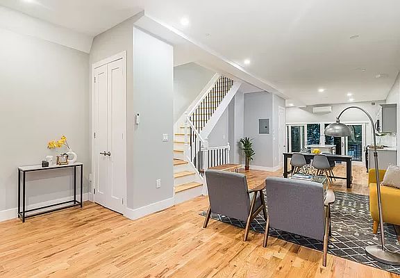 2nd image of 2042A Pacific St Floor 2