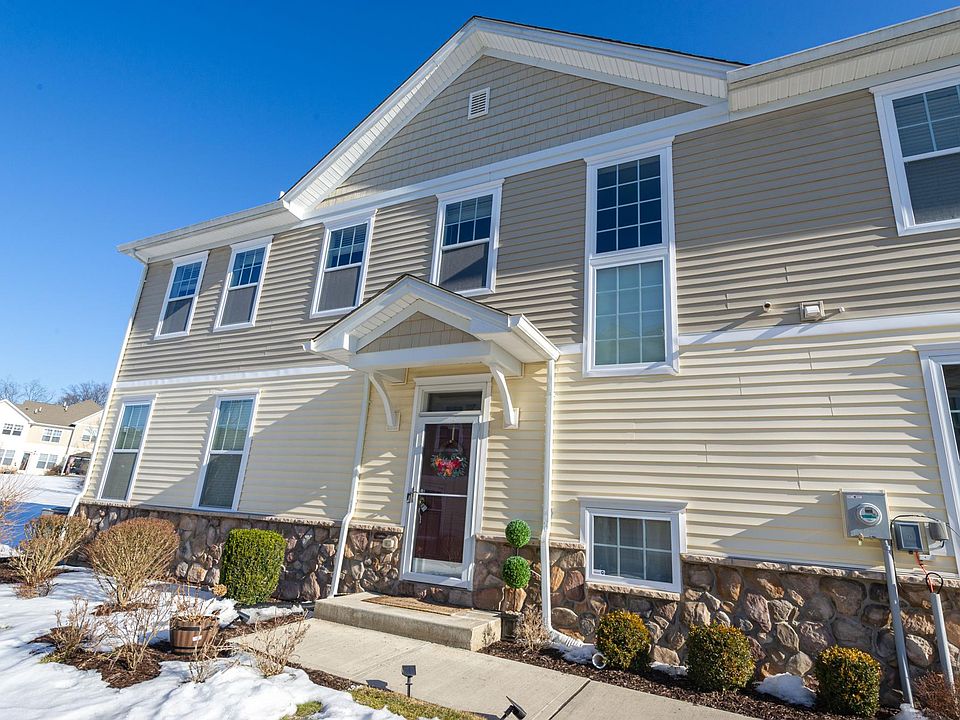 1st image of 22 Fieldstone Dr