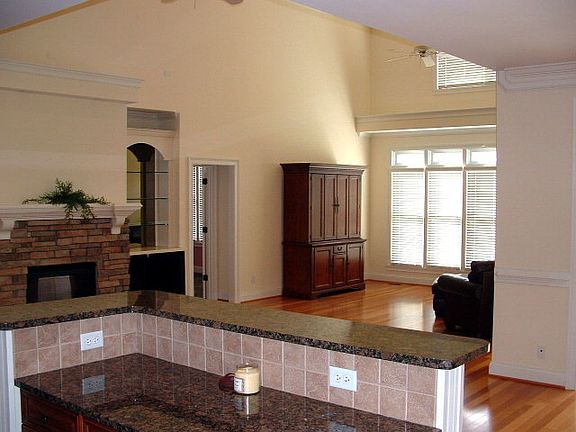 4th image of 303 Arsenal Dr