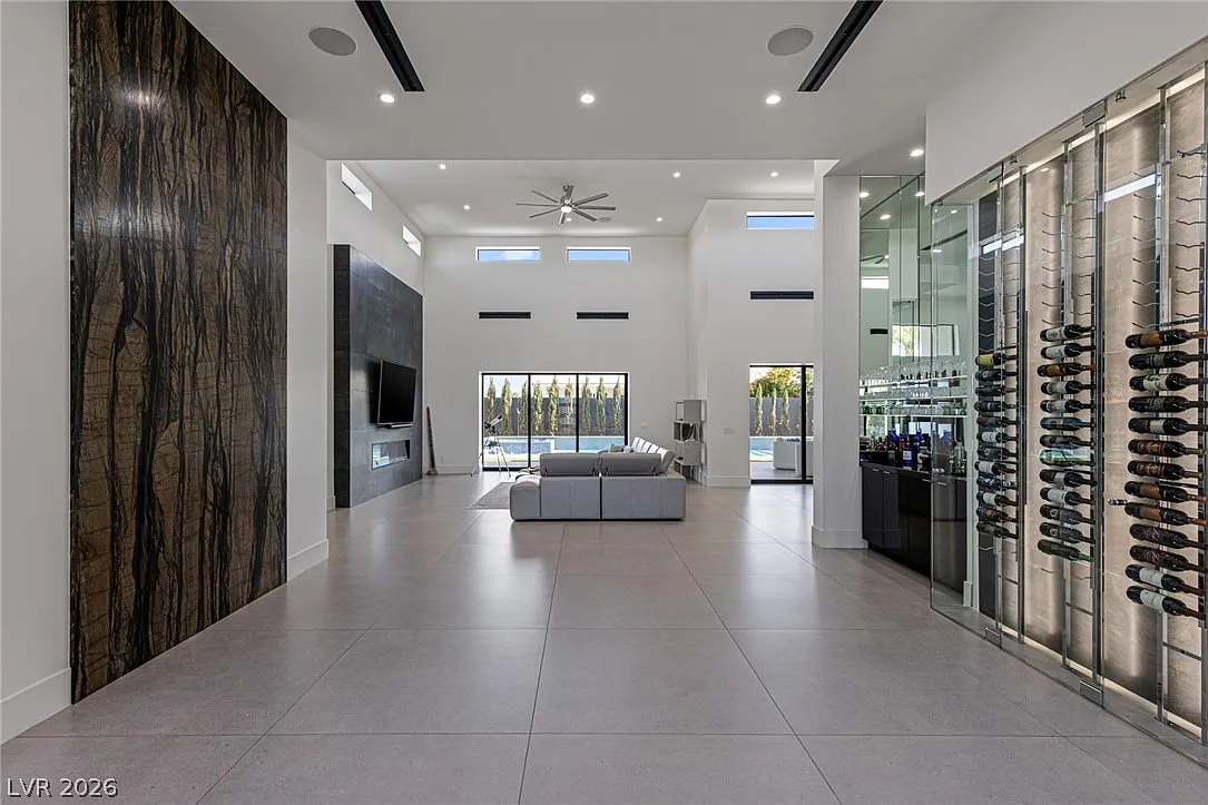 4 bed, 4.5 bath, 3983 sqft, $8,000 — Photo 4