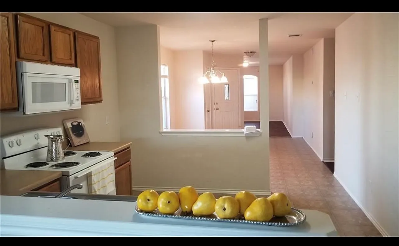 3 bed, 1429 sqft, $2,000 — Photo 4