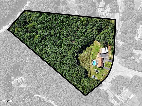 4th image of 151 Colleen Dr