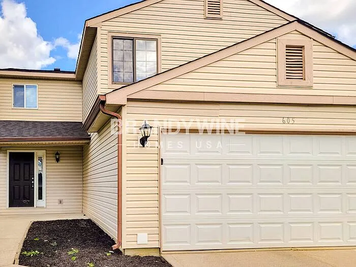 605 Woods Crossing Ln — Photo 2
