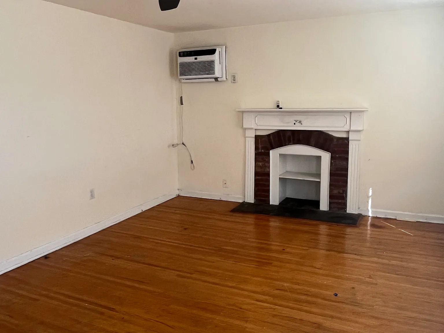 Studio, 300 sqft, $1,125 — Photo 1