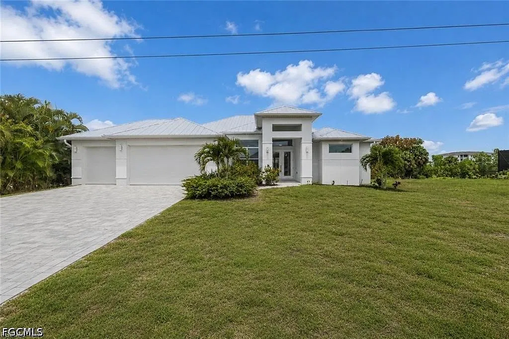 3 bed, 2.0 bath, 2273 sqft, $3,200 — Photo 1