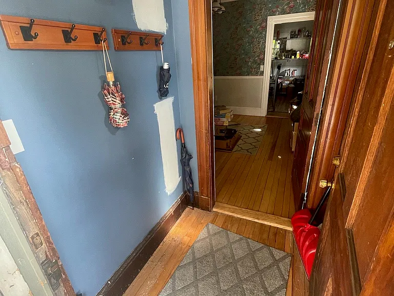109 1/2 Warren St — Photo 3