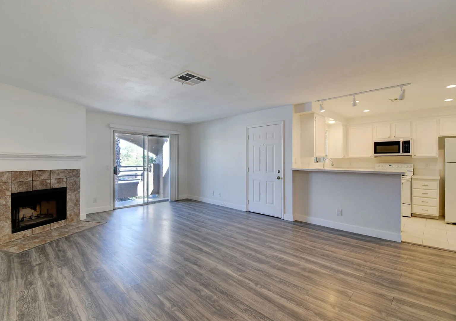 Renovated 2BR/2BA Condo w/ Fireplace, Balcony & In-Unit Laundry Sunset Bay — Photo 1