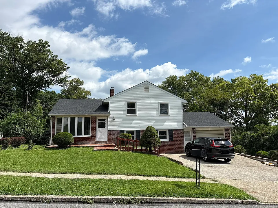312 Spring Ln