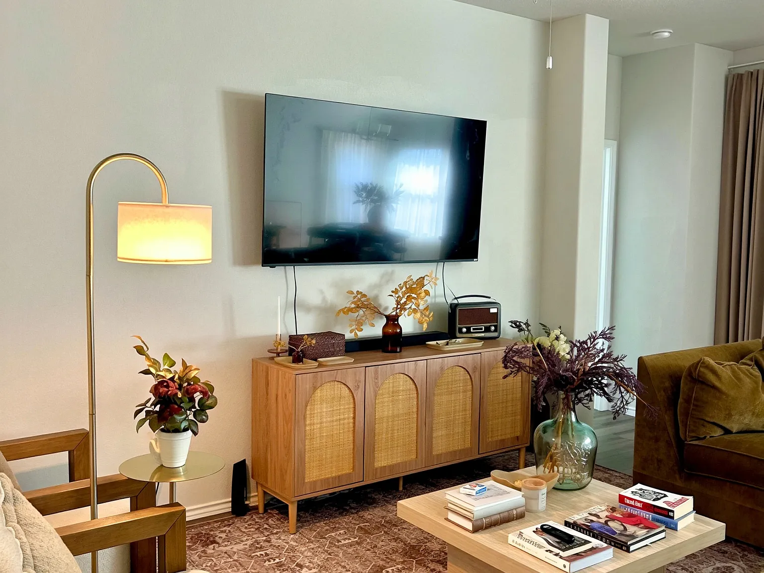 4 bed, 2.5 bath, 2000 sqft, $2,300 — Photo 2
