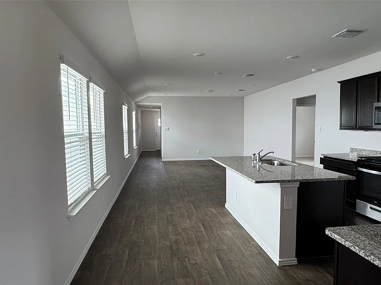 408 Frogmore Loop — Photo 6
