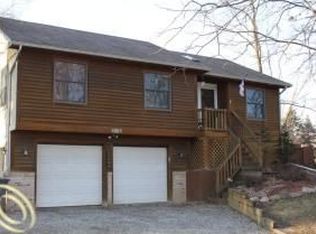 8676 Pettysville Rd, Pinckney, MI 48169