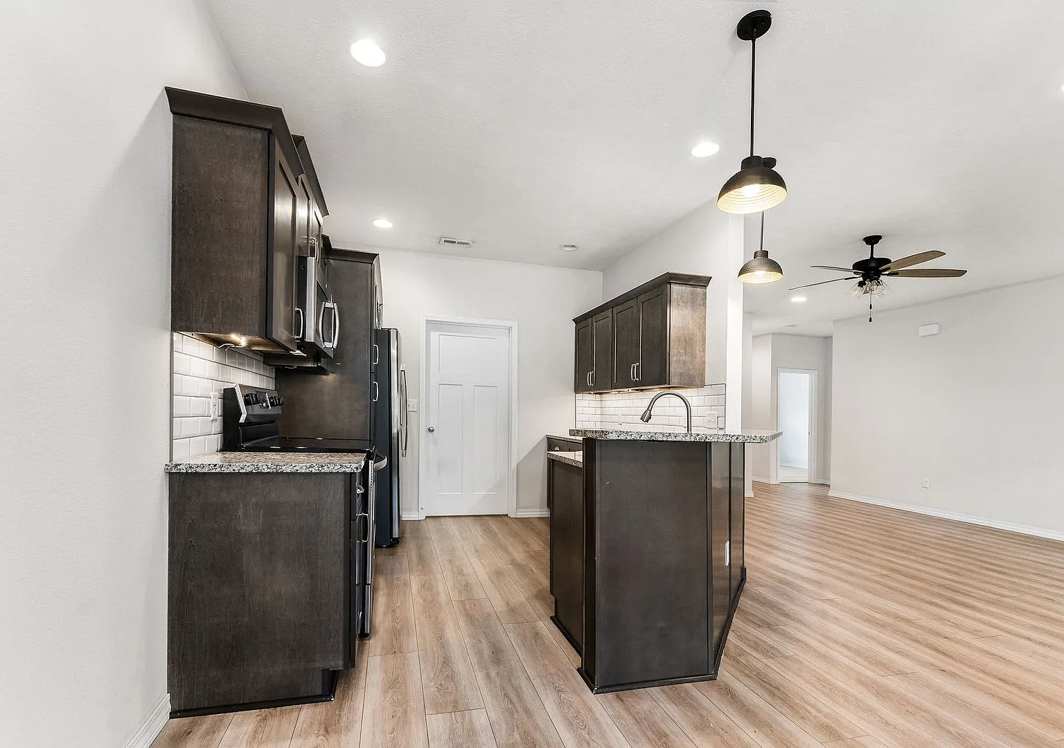 New Luxury 3 Bed 2 Bath 2 Car Garage Duplex — Photo 4