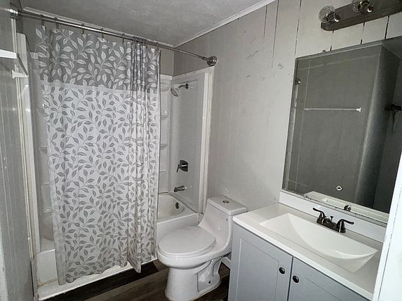 3rd image of 210A Elm Ln #A
