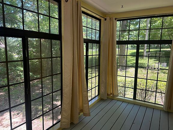 4th image of 860 Riverview Cir