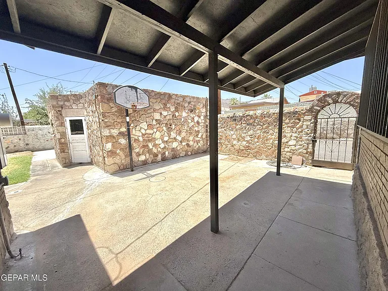 1709 N Stevens St — Photo 16