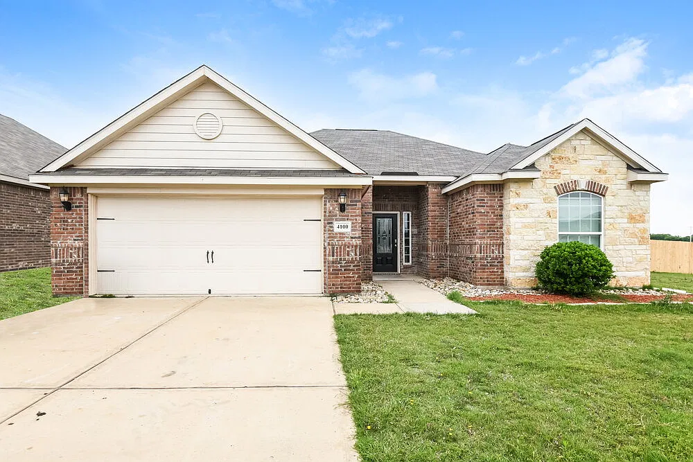 4 bed, 2.0 bath, 1958 sqft, $2,440 — Photo 1