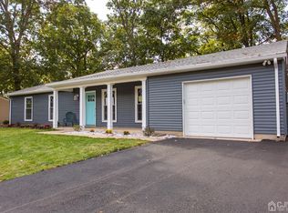 8 Tall Oaks Rd, Somerset, NJ 08873