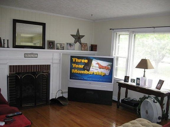 4th image of 109 Glade St