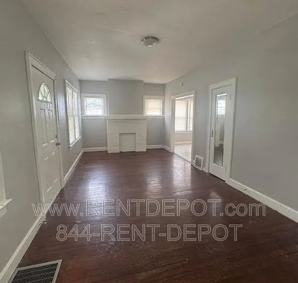 416 E Riverside Dr — Photo 2